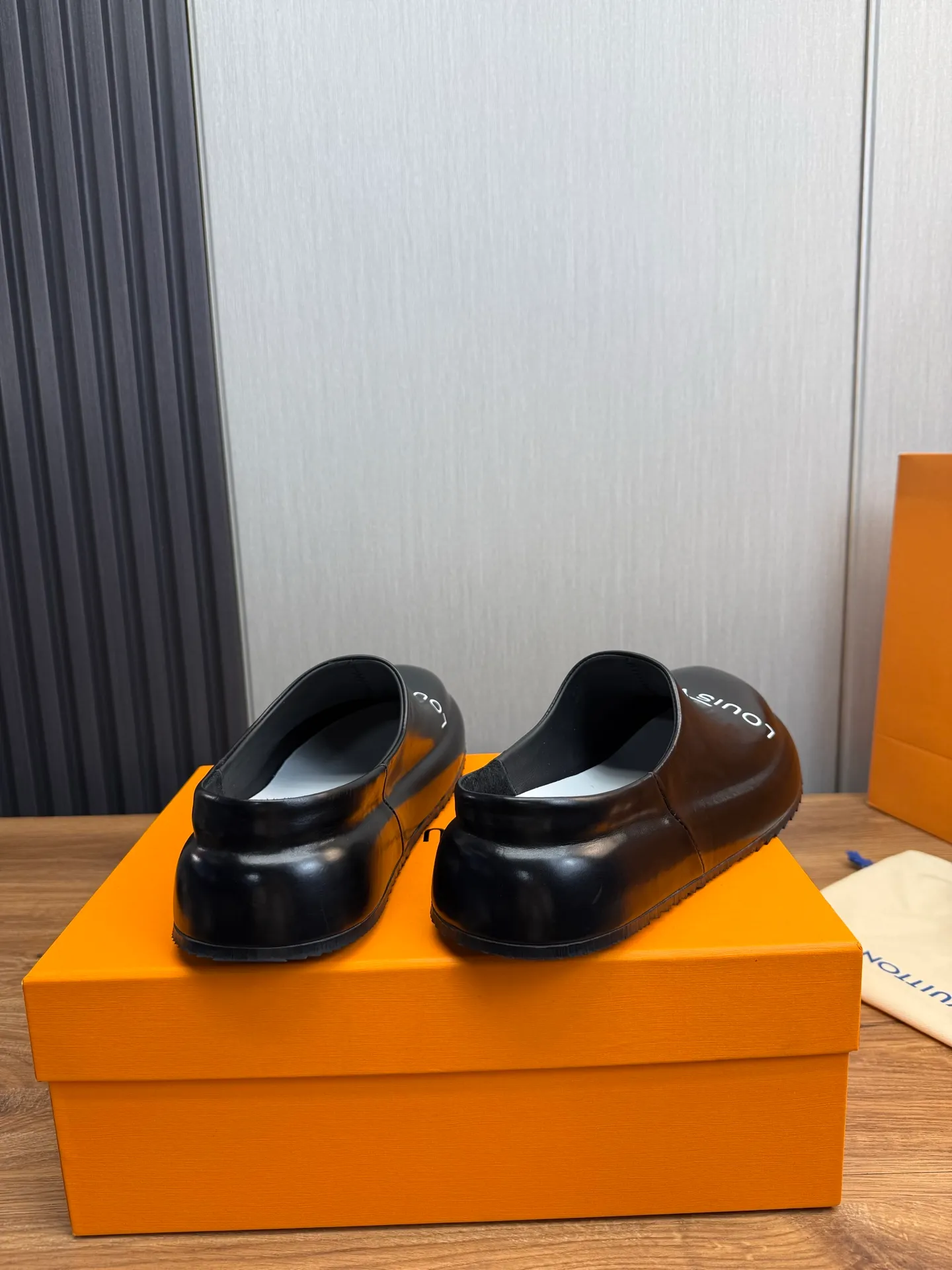 Men's shoes 💰480💰 Lv men's slippers 🩴38-45 size 45 46 🉑️Customized! Full leather slippers: cowhide on the outside, sheepskin on the inside ✅Original outsole⬆️